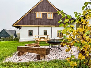 Outdoor dining - Wonderful private villa for 12 people with WIFI, TV and pets allowed (Dvůr Králové Nad Labem)