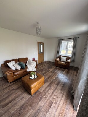 Smart TV - 3- bed house in lovely Camborne with air conditioning and EV charger & parking (Camborne)