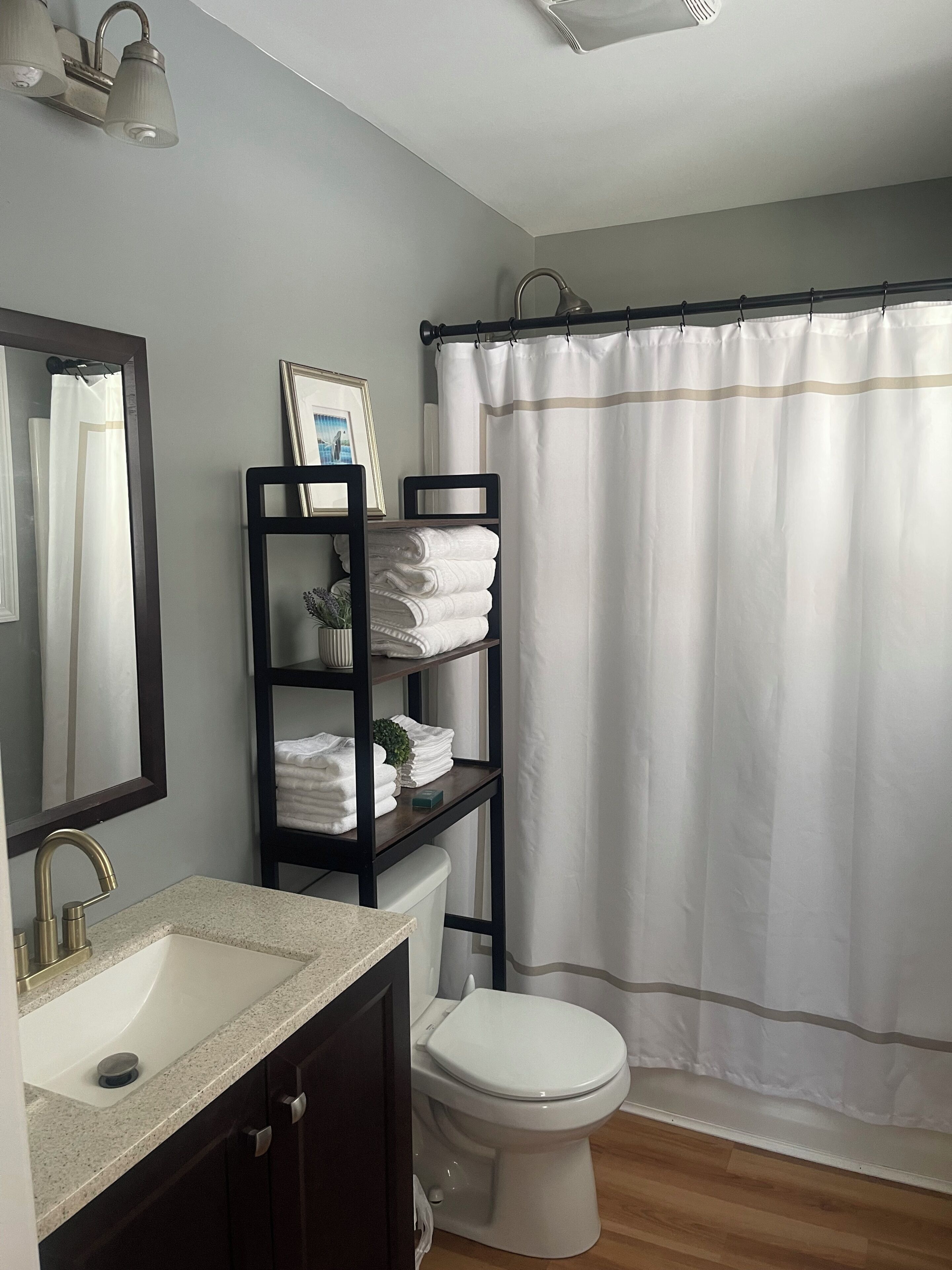 Secadora de cabello, toallas, jabón, papel de baño 