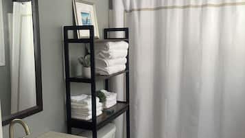 Secadora de cabello, toallas, jabón, papel de baño