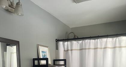 2-bedroom lakeside retreat in beautiful Windham
