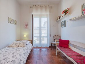 Travel cot, free WiFi, bed sheets