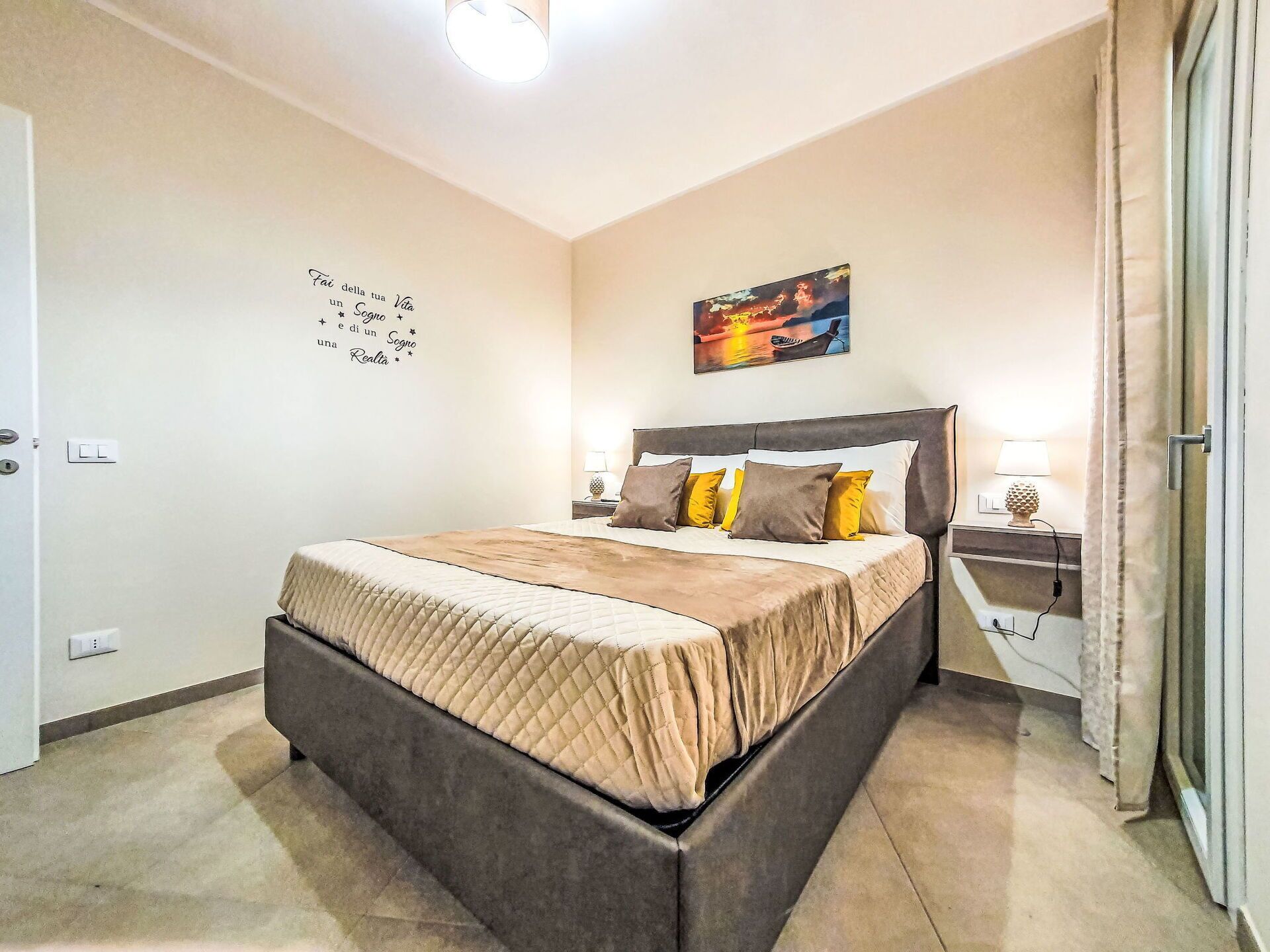 Travel crib, free WiFi