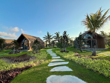 Outdoor dining. Carabeach Retreat
