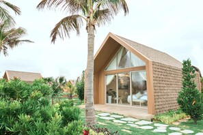 Deluxe Room, 1 King Bed, Garden View, Beachside | Exterior