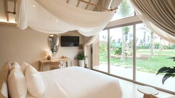 Kamar Deluks, 1 Tempat Tidur King, pemandangan kebun, tepi pantai | Minibar, brankas, meja kerja, dan ruang kerja ramah laptop