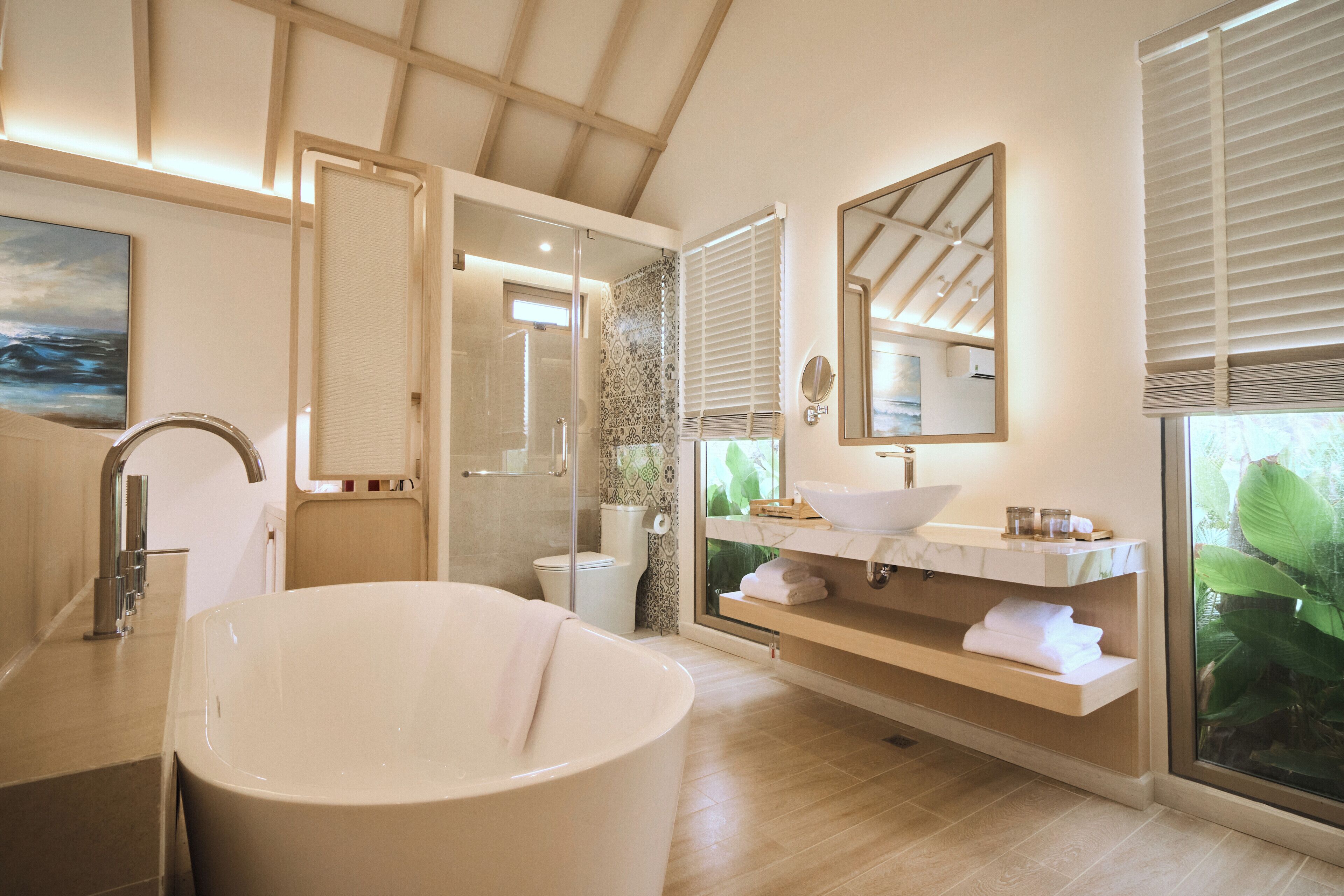 Bungalow, 1 kingsize bed, uitzicht op zee, langs het strand | Badkamer | Een aparte badkuip en douche, een haardroger, badjassen, pantoffels