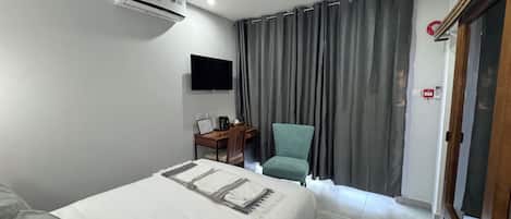 Chambre exécutive double, salle de bain privée | Bureau, espace de travail pour ordinateurs portables