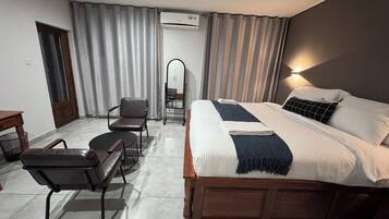 Deluxe-Doppelzimmer, eigenes Bad | Schreibtisch, laptopgeeigneter Arbeitsplatz, kostenloses WLAN