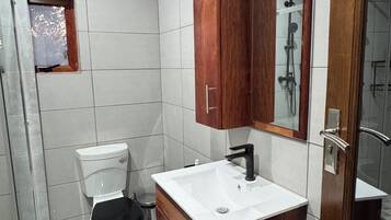 Deluxe-Doppelzimmer, eigenes Bad | Badezimmer | Dusche, Handtücher, Seife, Shampoo