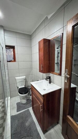 Deluxe-Doppelzimmer, eigenes Bad | Badezimmer | Dusche, Handtücher, Seife, Shampoo