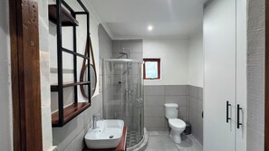 Executive Double Room, Private Bathroom | Bathroom | Shower, towels, soap, shampoo