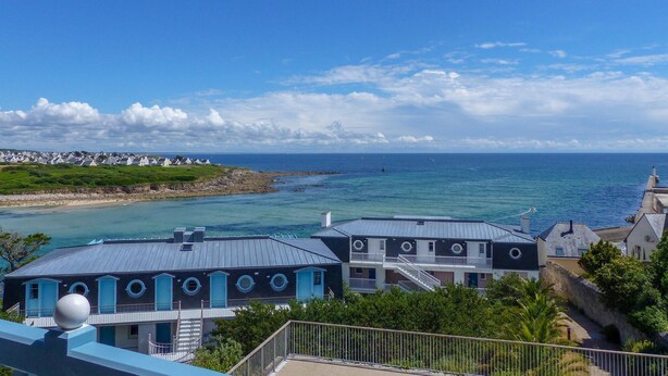A coastal hotel with multiple buildings, a clear view of the sea, and a rocky shoreline. - Oceanfront Escape for 7 in Audierne (Audierne)