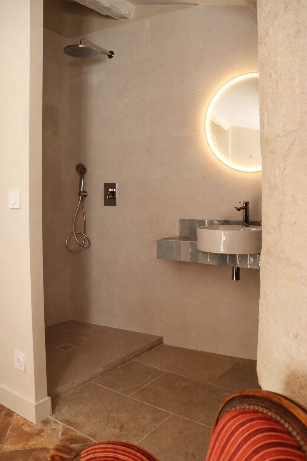 Douche, serviettes fournies, savon, papier toilette