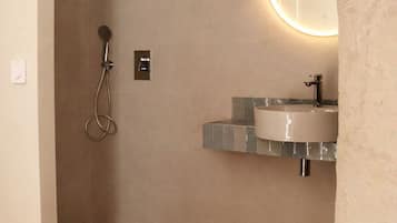 Douche, serviettes fournies, savon, papier toilette