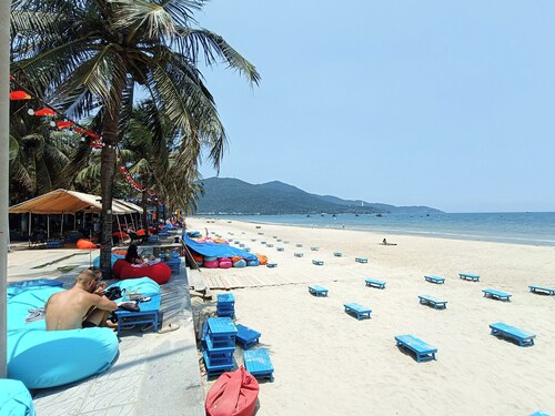 Aroma-Pool-Breakfast-Man Thai beach