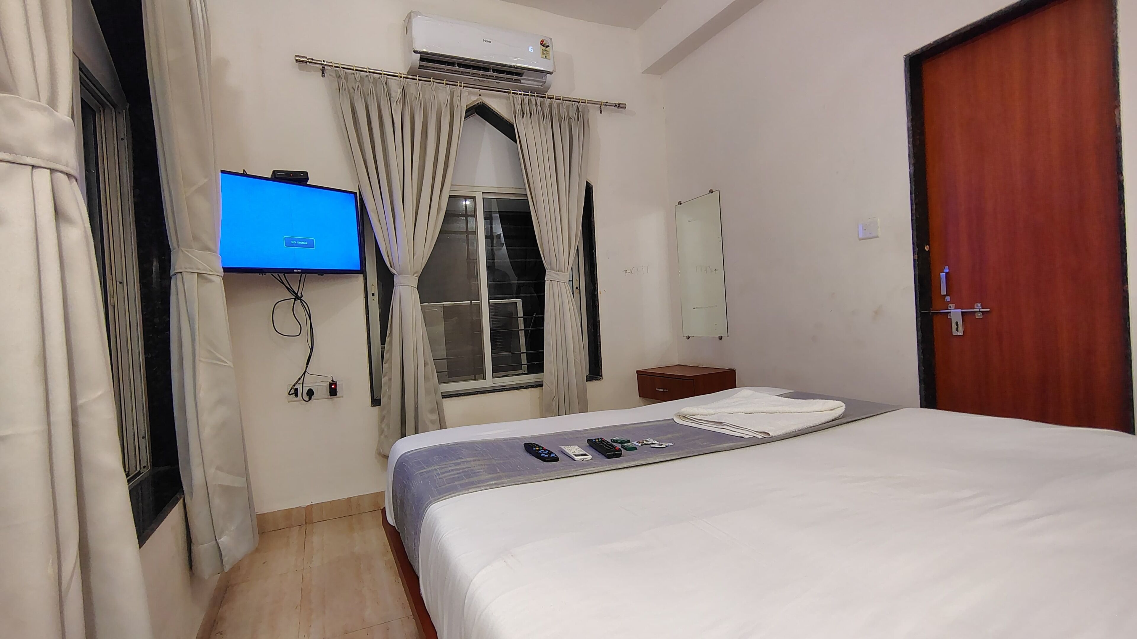 Habitación doble estándar, 1 cama matrimonial, vista a la ciudad | Escritorio, tabla de planchar con plancha y wifi gratis 