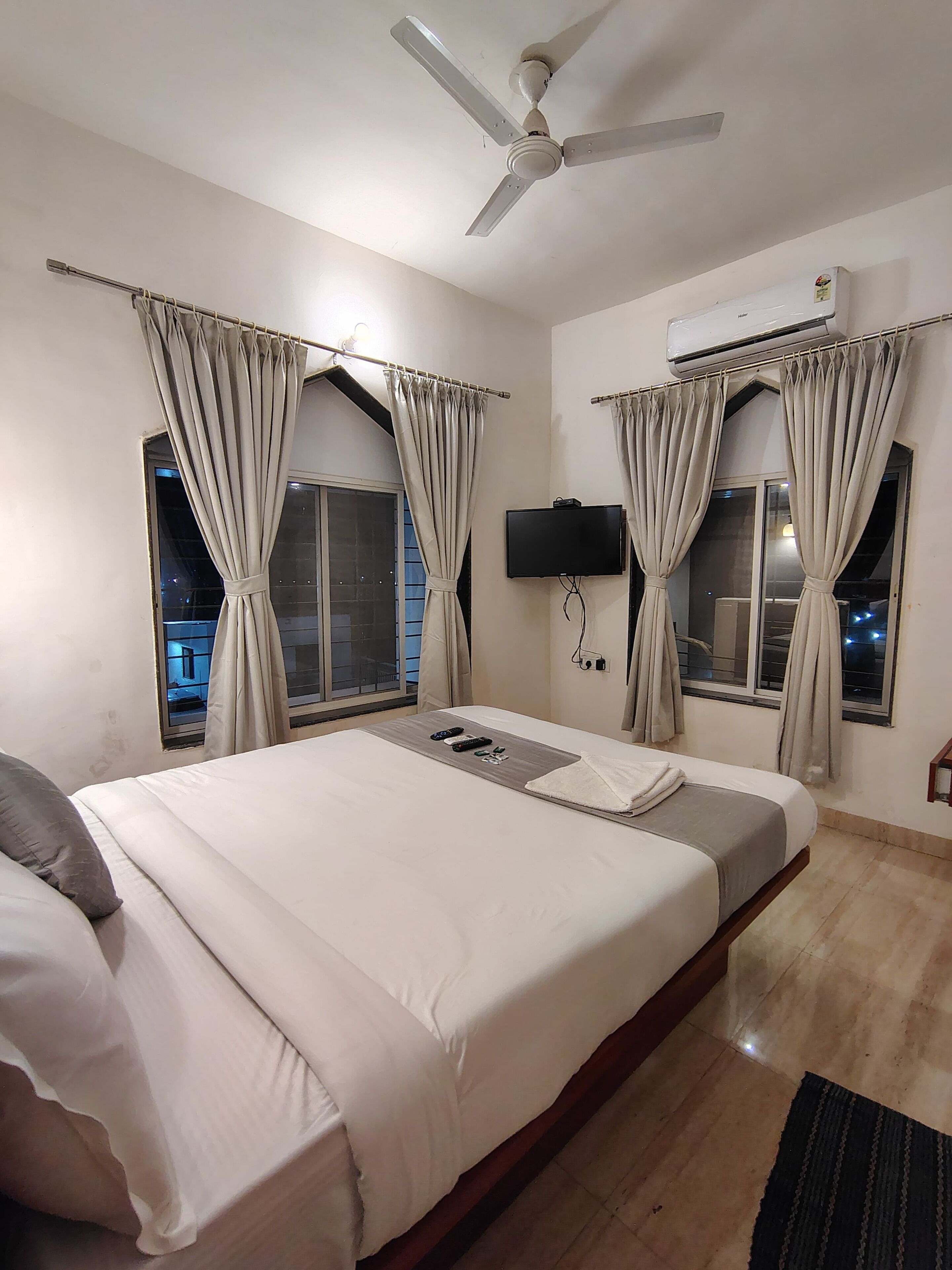 Habitación doble estándar, aire acondicionado, vista a la ciudad | Escritorio, tabla de planchar con plancha y wifi gratis 