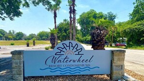 Señal para Waterwheel Resort Condominiums, con logotipo, nombre y dirección.