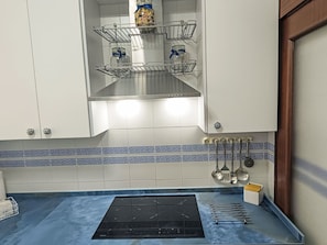 Kühlschrank, Mikrowelle, Geschirrspüler, Kochgeschirr/Geschirr/Besteck