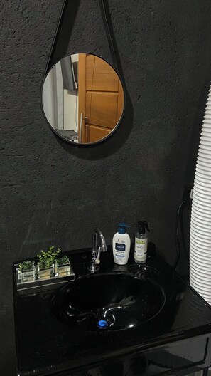 Douche, serviettes fournies, savon, papier toilette