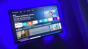 Una pantalla digital con la interfaz de Netflix, un reloj y el logotipo de Google Play.