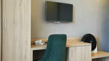 Basic Double Room Single Use, Balcony, City View | Interior