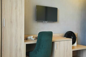 Habitación básica doble de uso individual, balcón, vistas a la ciudad | Interior