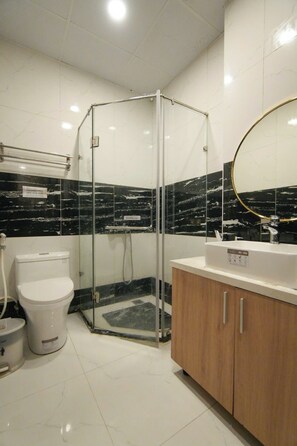Habitación básica doble de uso individual, balcón, vistas a la ciudad | Baño | Ducha, artículos de higiene personal gratuitos y secador de pelo