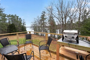 Eine Terrasse mit Sitzgelegenheiten und einem Grill.