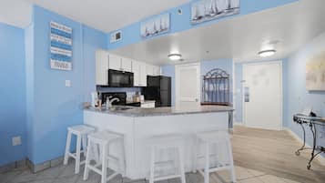 Condo, 2 Bedrooms | Dapur peribadi | Pembancuh kopi/teh, peti sejuk, ketuhar, pembakar roti