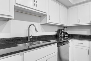 Condo, 2 quartos | Cozinha privada | Geladeira, fogão, cafeteira/chaleira