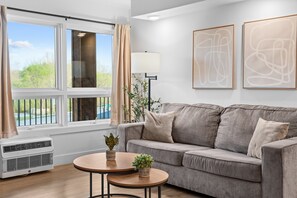 Condo, 2 quartos | Área de estar