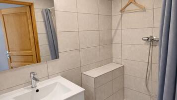 Haartrockner, Handtücher, Seife, Toilettenpapier