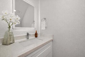 Shower, hair dryer, shampoo - Houston Home Near NRG Stadium w/ Hot Tub & Parking (Houston)