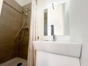 Dusj, hårføner og håndklær