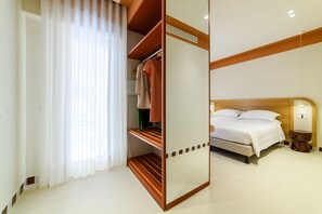 Tabla de planchar con plancha, wifi gratis y ropa de cama 