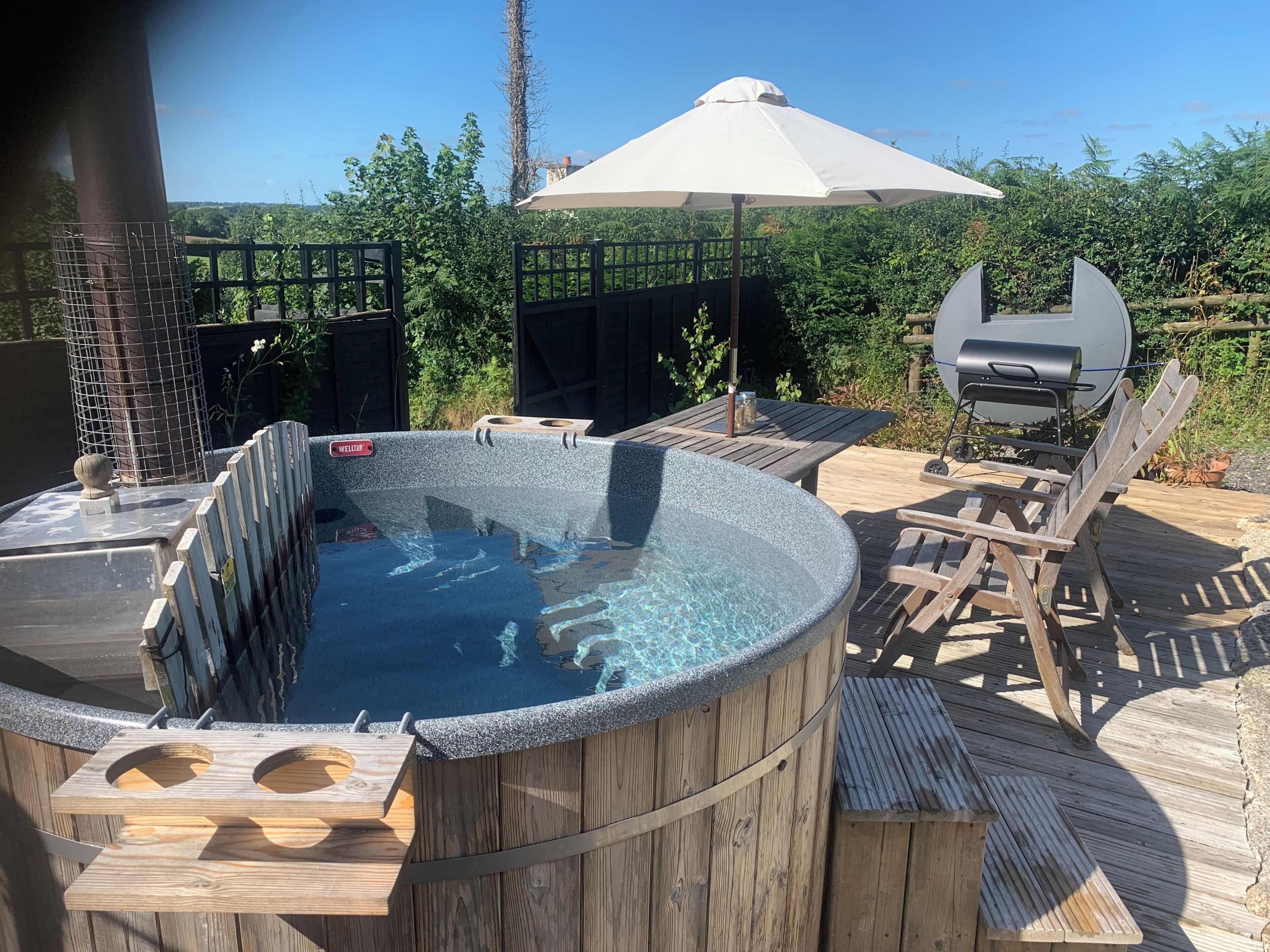 Outdoor spa tub