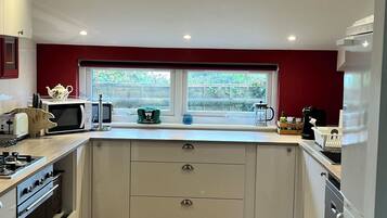 Coffee/tea maker, fridge, microwave, oven