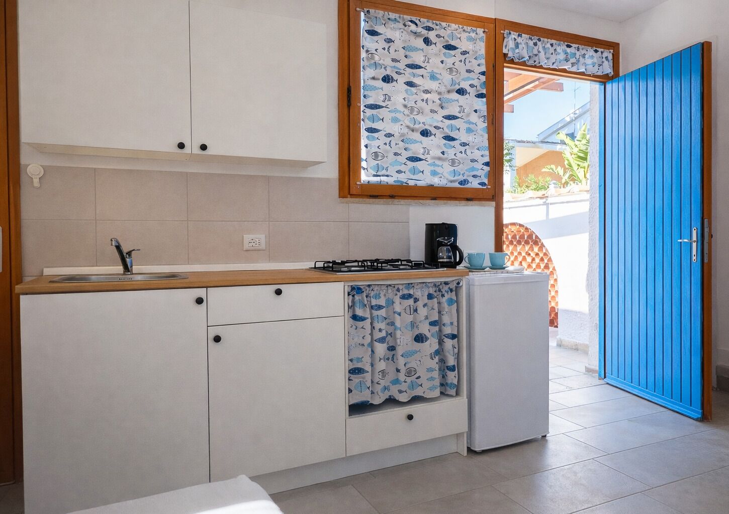 Frigorífico, microondas, placa de cocina y cafetera o tetera