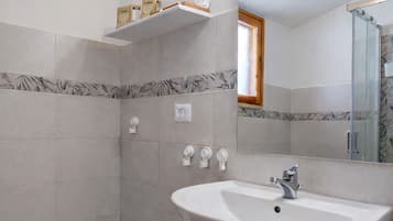 Asciugacapelli, asciugamani, sapone, carta igienica