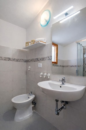 Haartrockner, Handtücher, Seife, Toilettenpapier