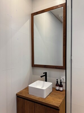 Douche, sèche-cheveux, bidet, serviettes fournies