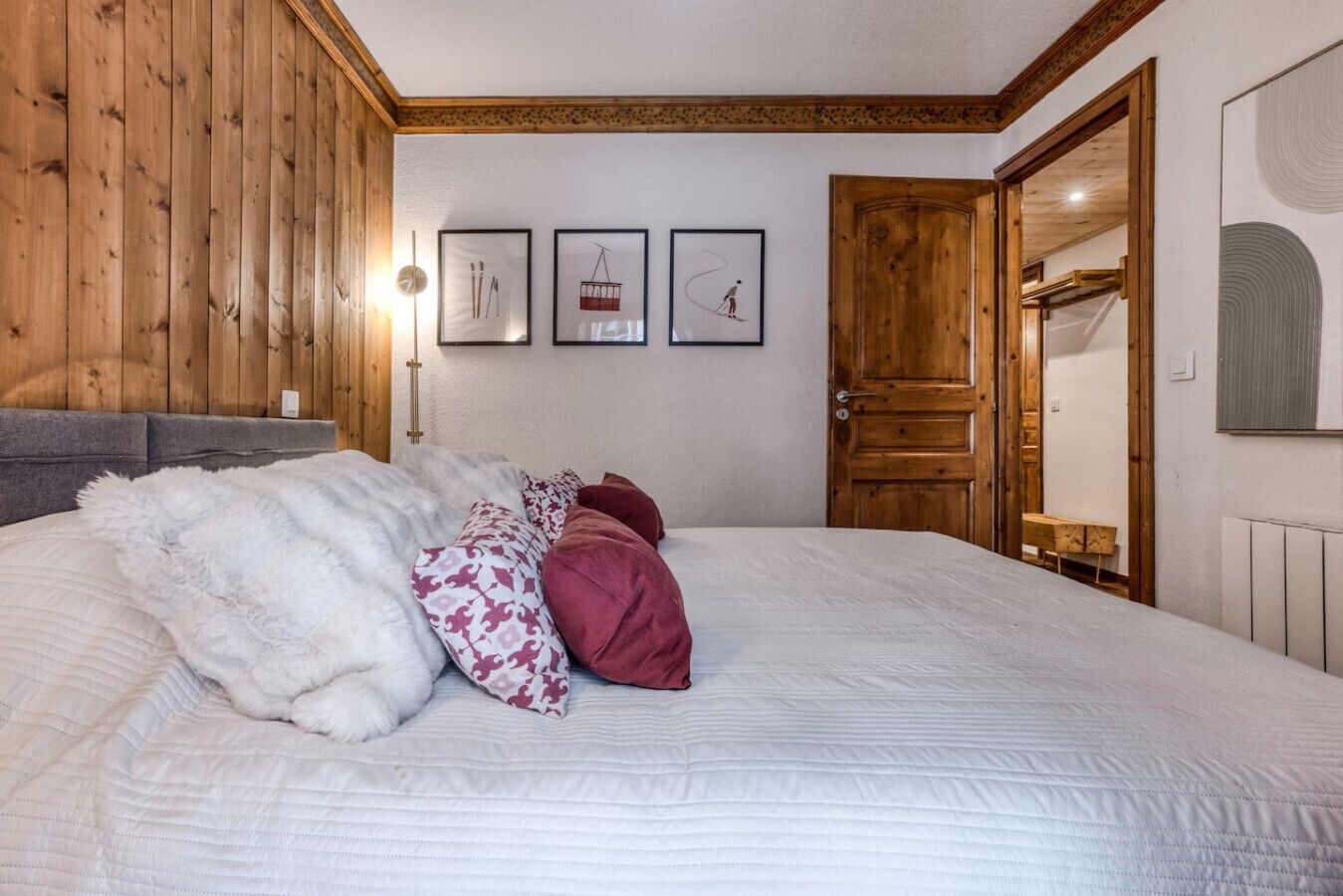 Tabla de planchar con plancha, cuna de viaje, wifi y ropa de cama