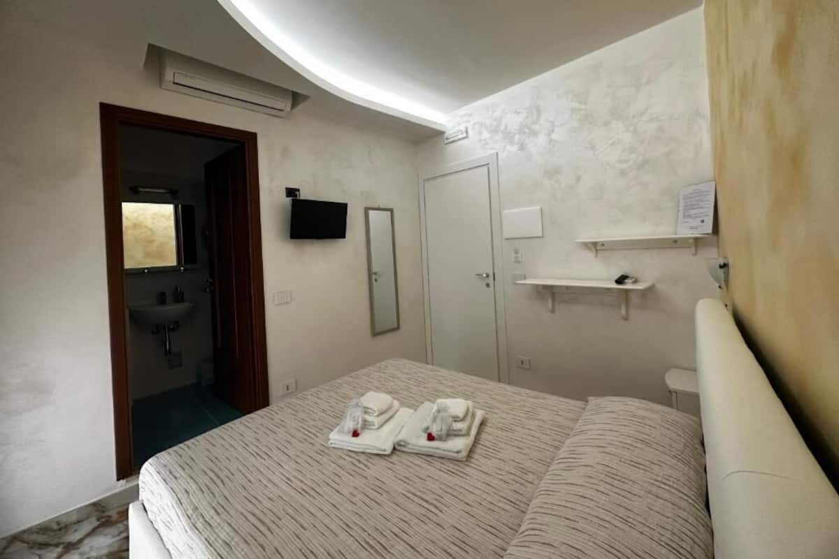 Comfort dubbelrum - balkong - utsikt mot bergen | Skrivbord, arbetsyta för laptop och gratis wi-fi