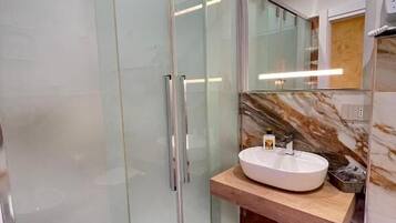 Superior-Doppelzimmer, Balkon, Hügelblick | Badezimmer | Dusche, kostenlose Toilettenartikel, Haartrockner, Handtücher