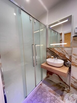 Superior Double Room, Balcony, Hill View | Bathroom | Shower, free toiletries, hair dryer, towels - NARCISSE (Tropea)
