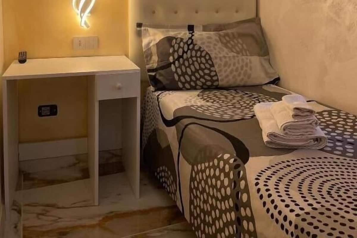 Enkelrum - utsikt mot staden | Skrivbord, arbetsyta för laptop och gratis wi-fi
