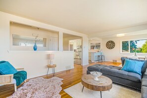 Een moderne woonkamer met een bank, een salontafel en een zacht tapijt.