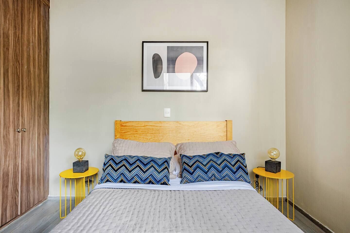 3 bedrooms, iron/ironing board, WiFi (free), bed sheets